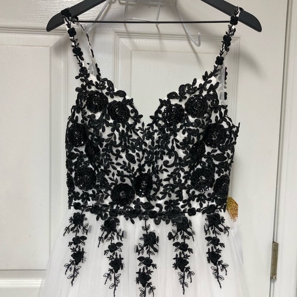 🎉🎉🎉HOST PICK!!! 🎉🎉🎉TLC Say Yes Created For Macy’s Black & White Long Formal Gown - Picture 3 of 16